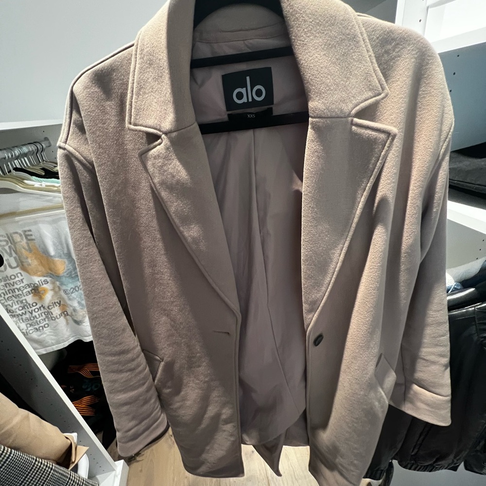 ALO Yoga Women's tan long jacket/blazer